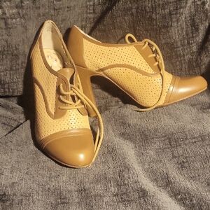 Coach And Four Cap Toe Heels